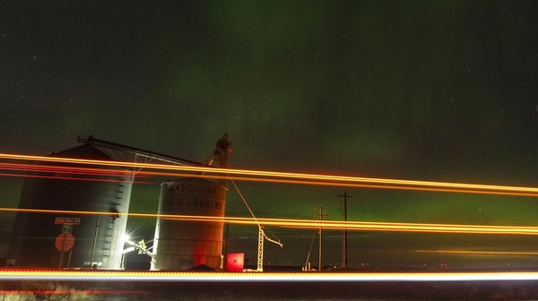 Sebuah aurora borealis, juga dikenal sebagai cahaya utara terlihat di langit malam di samping elevator biji-bijian dekat Washtucna, Washington, Minggu (26/2/2023). Sebuah aurora borealis, juga dikenal sebagai cahaya utara terlihat di langit malam di samping elevator biji-bijian dekat Washtucna, Washington, Minggu (26/2/2023).