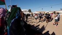 Pelari Sahara Marathon edisi XXIII berfoto di titik awal kamp pengungsi Auserd Sahrawi, di Tindouf, Aljazair, Selasa (28/2/2023). Sahara Marathon adalah bagian dari inisiatif untuk mendukung anak-anak Sahrawi yang tinggal di kamp-kamp pengungsi di sekitar Tindouf. Itu dimulai di kamp pengungsi Auserd dan berakhir di Smara.  