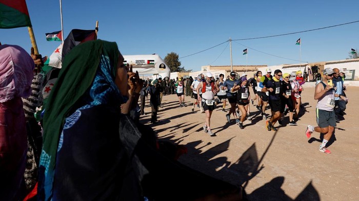Menantang Panasnya Gurun Ekstrem di Aljazair dalam Sahara Marathon 2023 Runners of the XXIII edition of the Sahara Marathon are pictured at the starting point in the Auserd Sahrawi refugee camp, in Tindouf, Algeria, February 28, 2023. REUTERS/Borja Suarez