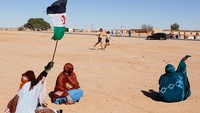 Beberapa wanita Saharawi bersorak pada para pelari Sahara Marathon edisi XXIII.  