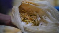 Pada umumnya, tamales berisi campuran daging sapi, sayuran, keju, hingga cabai atau bumbu lainnya sesuai dengan selera yang dibungkus dengan daun.  
