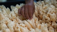 Di negara Meksiko, tamales umumnya disajikan bersama dengan makanan dan minuman pendamping seperti tomatillo salsa (saus salsa yang terbuat dari tomat) atau secangkir atole atau bubur jagung panas yang dicampur dengan sambal rumahan khas Meksiko.  