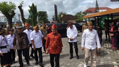 Menteri Pemberdayaan Aparatur Negara dan Reformasi Birokrasi (Menpan-RB) Abdullah Azwar Anas saat meresmikan mal pelayanan publik (MPP) di Kabupaten Lombok Tengah, Rabu (1/3/2023). (Foto: Ahmad Viqi/detikBali)