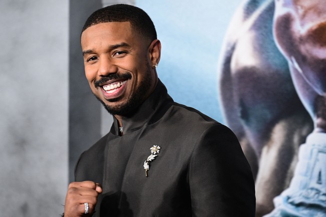 4. Michael B. Jordan yang karismatik makin dikenal setelah memerankan Killmonger di Black Panther. Ia pun sering disebut-sebut sebagai aktor kulit hitam tertampan Hollywood. Pada 2020, Michael pernah dinobatkan sebagai Pria Terseksi versi People. Foto: ROBYN BECK/AFP via Getty Images