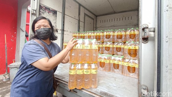 Pedagang di Pasar Templek Kota Blitar Digelontor Stok Minyakita