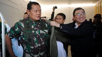 Direktur Utama PT Trisula Textile Industries, Tbk (BELL) Karsongno Wongso Djaja (kanan) memasangkan jaket merek JOBB kepada Panglima TNİ Laksamana Yudo Margono, yang berkunjung ke BELL dalam rangka Suksesi Kampanye Lingkungan The Rising Tide, di Bandung, Jawa Barat, Rabu (1/3/2023).