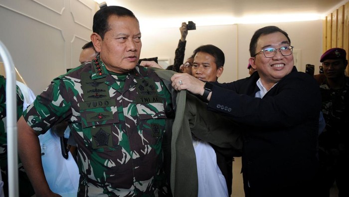 Panglima TNI Laksamana Yudo Margono meninjau pabrik tekstil ramah lingkungan di Cimahi Jawa Barat. Begini potretnya.