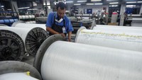 Panglima TNI Laksamana Yudo Margono bersama KSAL dan rombongan melihat proses pembuatan bahan tekstil daur ulang serta pengolahan limbah produksi BELL.