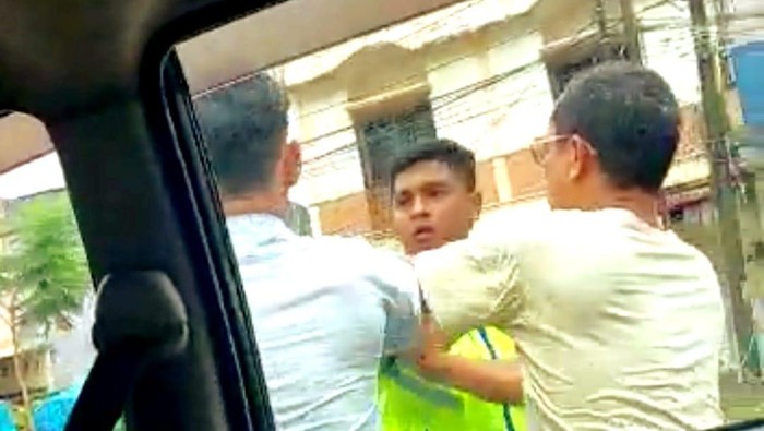 Momen pria di Gowa nyaris duel dengan polantas gegara tak terima mobil yang ditumpanginya disetop dan diperiksa.