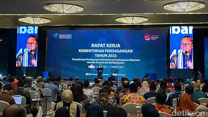 Momen Zulkifli Hasan Buka Raker Kemendag di Lampung Kementerian Perdagangan menggelar rapat kerja tahunan Kemendag 2023 di Bandar Lampung. Zulkifli Hasan membahas tentang pangan, ekspor hingga pemilihan presiden.