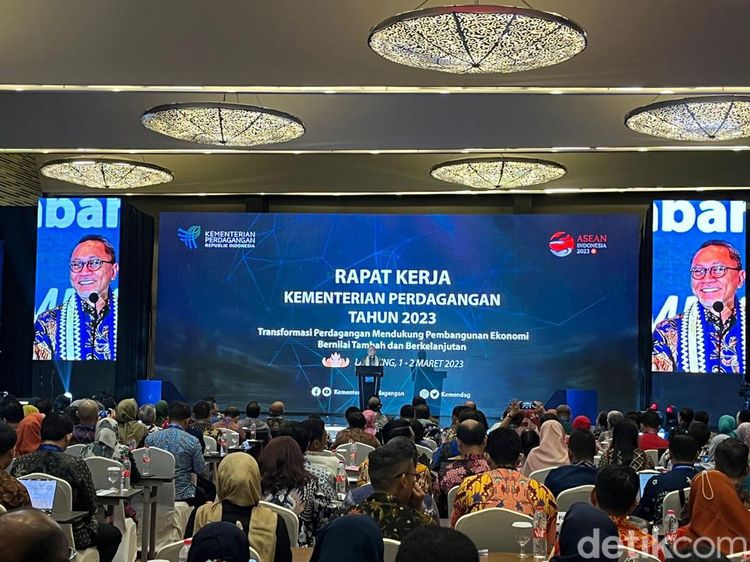 Momen Zulkifli Hasan Buka Raker Kemendag di Lampung