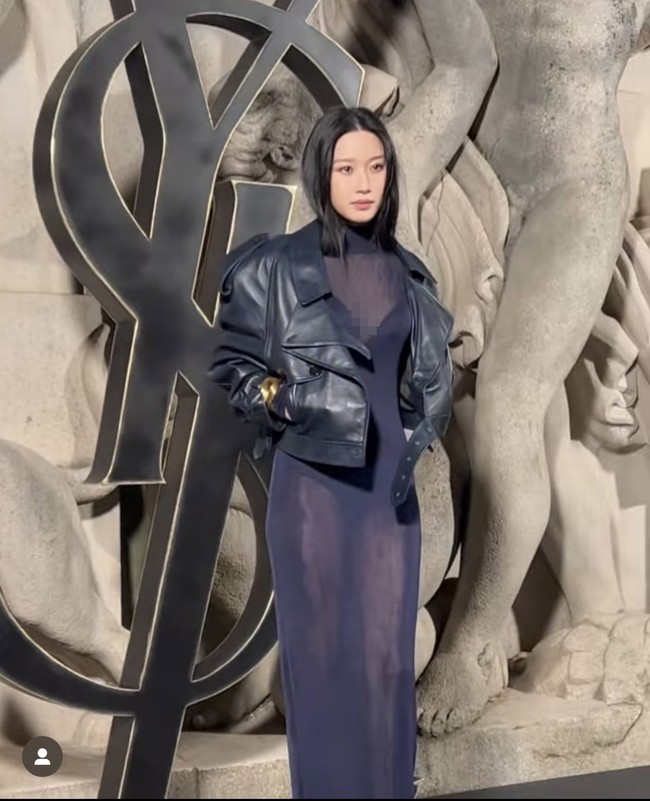 Terlalu sexy sayang pakaianmu  Bajunya mirip baju dinas  Cakep banget, makeup nya juga mantul banget. Tapi bajunya tidak ramah  komentar sejumlah penggemar Moon Ga Young. Foto: dok. Instagram @m_kayoung