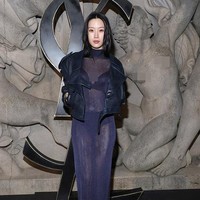 Sang aktris menghadiri Saint Laurent Womenswear Fall Winter 2023 show pada Selasa (28/2/2023) waktu setempat. Foto: Getty Images