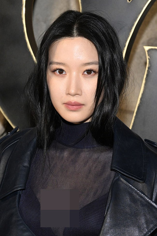 Moon Ga Young meramaikan Paris Fashion Week 2023. Foto: Getty Images