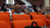 Para mahasiswa menyimak paparan tentang investasi dari OJK.
