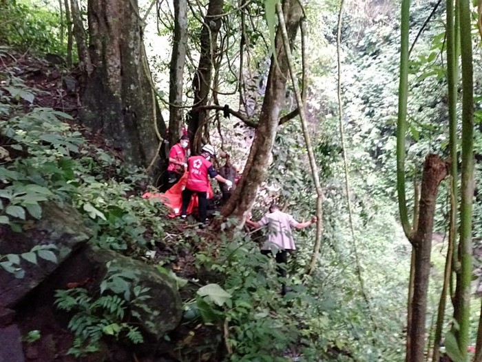 Olah TKP penemuan mayat tergantung di objek wisata curug Semarang, Selasa (28/2/2023).