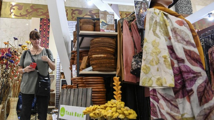 PAMERAN INACRAFT 2023 Pengunjung warga negara asing mencoba produk kerajinan kain ecoprint pada pameran The Jakarta International Handicraft Trade Fair (INACRAFT) 2023 di Jakarta Convention Center, Jakarta, Rabu (1/3/2023). Pameran produk kerajinan terbesar di Asia Tenggara itu diikuti 1118 UKM yang digelar pada 1-5 Maret 2023. ANTARA FOTO/Hafidz Mubarak A/aww.