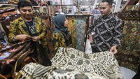 VP Corporate Communication PT Pertamina (Persero) Fadjar Djoko Santoso (kanan) berbincang dengan perajin UMKM binaan Pertamina pada pameran The Jakarta International Handicraft Trade Fair (INACRAFT) 2023 di Jakarta Convention Center, Jakarta.