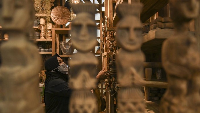 Pameran INACRAFT 2023 Sedot Perhatian Warga Asing Pameran The Jakarta International Handicraft Trade Fair (INACRAFT) 2023 tengah digelar. Tidak hanya warga lokal, pameran ini juga dikunjungi warga negara asing.