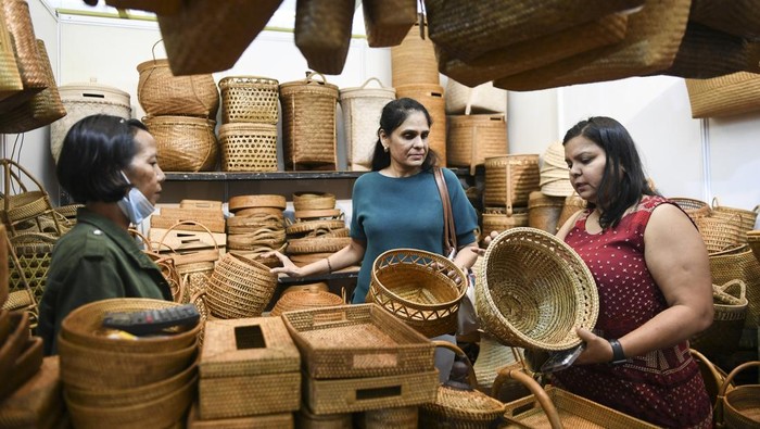 Pameran INACRAFT 2023 Sedot Perhatian Warga Asing Pameran The Jakarta International Handicraft Trade Fair (INACRAFT) 2023 tengah digelar. Tidak hanya warga lokal, pameran ini juga dikunjungi warga negara asing.