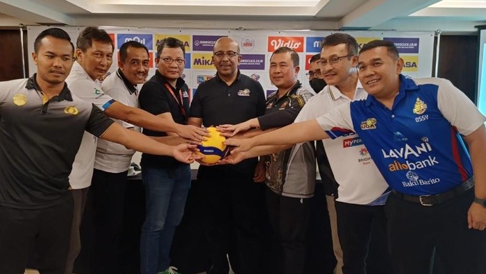 Para peserta Final Four Proliga 2023 Seri Semarang berfoto bersama.
