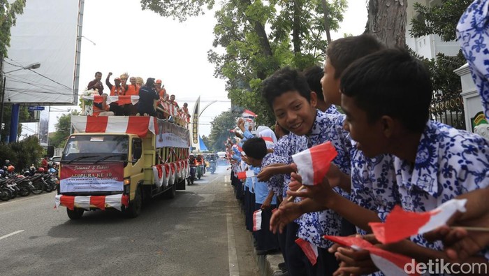Para siswa di Banda Aceh dikerahkan untuk menyambut Piala Adipura 2022.