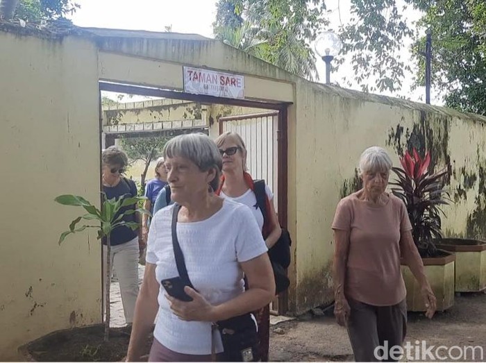 Para turis saat berada di areal keraton sumenep melihat Taman Sare, kolam tempat pemandian putri keraton.