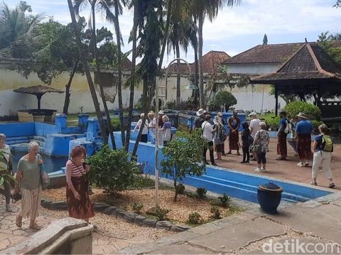 Para turis saat berada di areal keraton sumenep melihat Taman Sare, kolam tempat pemandian putri keraton.