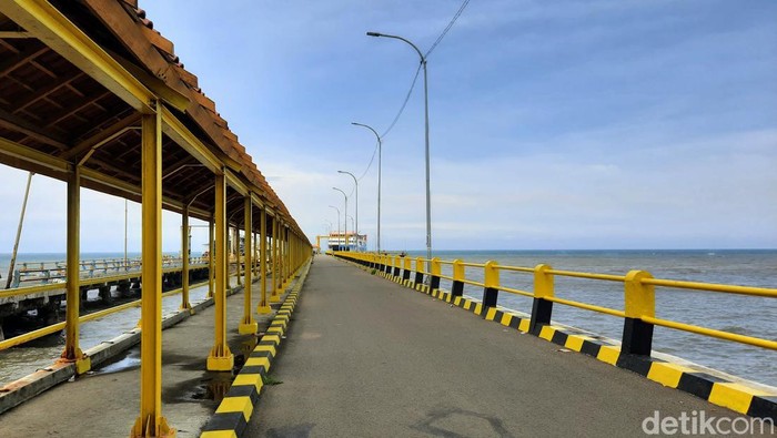 pelabuhan penyeberangan di Situbondo ditutup sementara