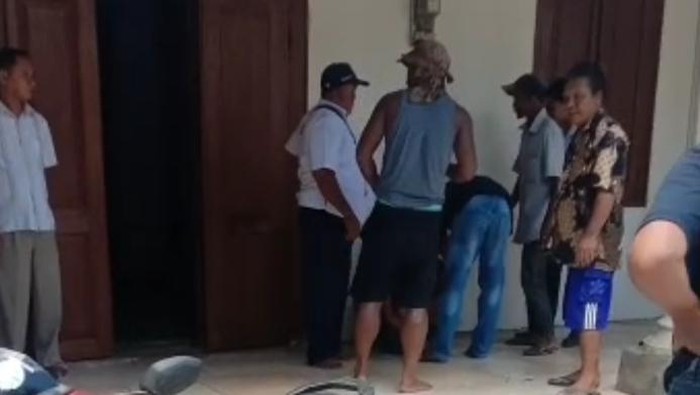 Pelaku pencurian di Kediri saat diamankan petugas