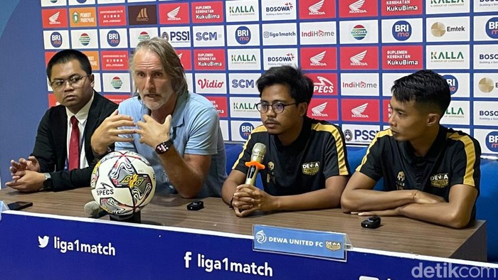 Pelatih Dewa United Jan Olde Riekerink keluhkan kondisi lapangan stadion Gelora BJ Habibie usai kalah 2-0 dari PSM Makassar.