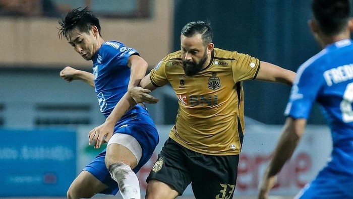 Pemain Bhayangkara FC, Matias Mier mendapat kawalan dari pemain PSIS, Ryo Fujii, Rabu (1/3/2023).