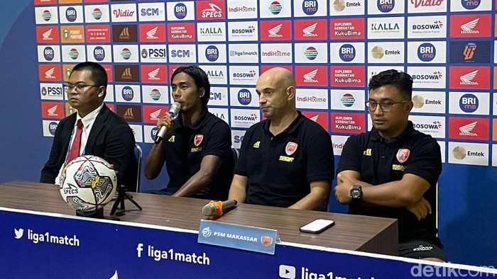 Pemain PSM Makassar Erwin Gutawa dan  pelatih Bernardo Tavares dalam jumpa pers usai laga menghadapi Dewa United di pekan ke-27 Liga 1.