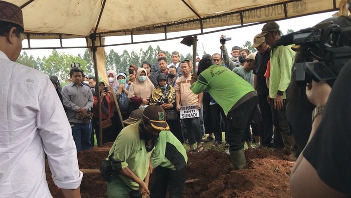 Pemakaman perempuan Y, korban pembunuhan yang jasadnya dicor di bawah tangga rumah, Bekasi.