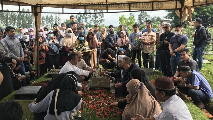 Pemakaman salah satu wanita yang ditemukan tewas dicor di Bekasi (Firda-detikcom)