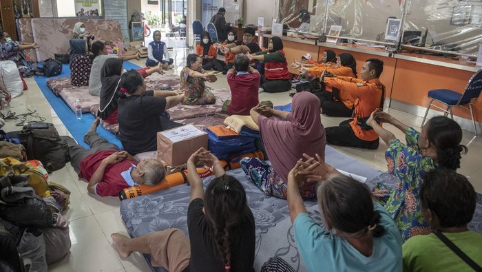 Warga korban kebakaran berada di dalam tenda pengungsian di lokasi kebakaran di kawasan Petojo Selatan, Jakarta, Rabu (1/3/2023). Pemda setempat memberikan tenggat waktu bagi korban kebakaran untuk mengungsi di tempat yang disediakan pemerintah hingga Rabu (1/3/2023), dan diharapkan agar korban dapat kembali ke kampung halamannya, mencari kontrakan lain atau menumpang di rumah kerabat. ANTARA FOTO/Muhammad Adimaja/aww.
