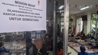 Pelayanan kantor kelurahan pun dipindahkan sementara di halaman kantor lurah Petojo Selatan untuk menampung korban kebakaran.