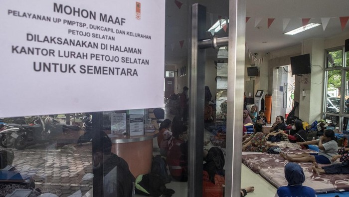 Pemda Beri Tenggat Korban Kebakaran di Petojo untuk Cari Tempat Tinggal Warga korban kebakaran berada di dalam tenda pengungsian di lokasi kebakaran di kawasan Petojo Selatan, Jakarta, Rabu (1/3/2023). Pemda setempat memberikan tenggat waktu bagi korban kebakaran untuk mengungsi di tempat yang disediakan pemerintah hingga Rabu (1/3/2023), dan diharapkan agar korban dapat kembali ke kampung halamannya, mencari kontrakan lain atau menumpang di rumah kerabat. ANTARA FOTO/Muhammad Adimaja/aww.