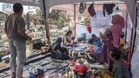 Pemda setempat memberikan tenggat waktu bagi korban kebakaran untuk mengungsi di tempat yang disediakan pemerintah hingga hari ini.