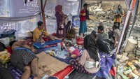 Sebagian warga korban kebakaran mengungsi di tenda pengungsian yang terdapat di lokasi kebakaran.