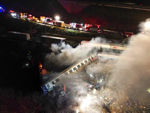 Penampakan Horor Tabrakan Kereta yang Tewaskan 26 Orang