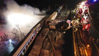 Seperti dilansir Reuters, Rabu (1/3/2023), Gubernur wilayah Thessaly, Konstantinos Agorastos, melaporkan bahwa sebuah kereta penumpang yang tengah melaju dari Athena menuju Thessaloniki bertabrakan dengan sebuah kereta kargo yang melaju di luar kota Larissa, Yunani bagian tengah.  