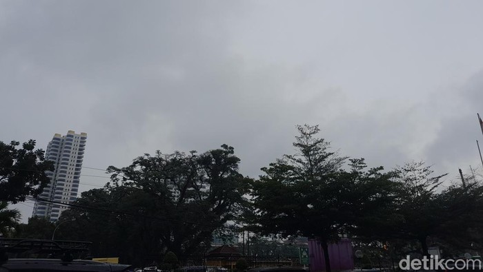 Penampakan hujan di Kota Medan hari ini (Nizar Aldi/detikSumut)