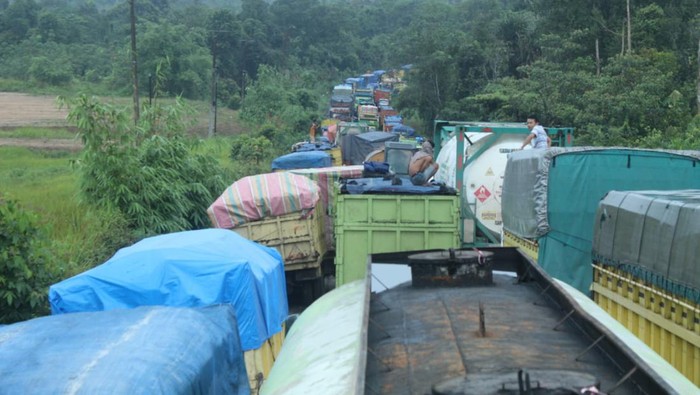 Penampakan kemacetan di Jalan Lintas Sarolangun-Batanghari (Foto: Istimewa)