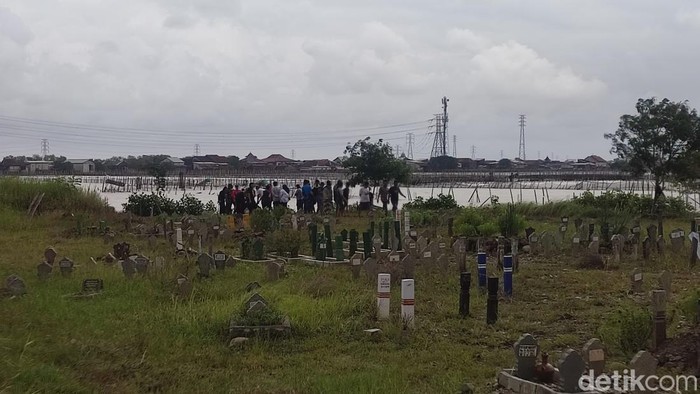 Petugas melakukan pengecekan terhadap jenazah pria mengambang di kawasan tambak, Trimulyo, Semarang, Rabu (1/3/2023).