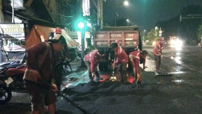 perbaikan jalan rusak berlubang di Surabaya