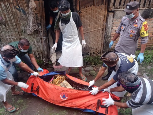 Personel dari Polsek Bebandem bersama dengan pihak keluarga mendiang Ni Wayan Merta (80) saat melakukan mengevaluasi untuk dibawa menuju kuburan Rabu (1/3/2023). (istimewa)