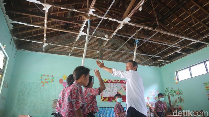 Plafon atap kelas 4 SDN 1 Bogotanjung Kecamatan Gabus, Kabupaten Pati, ambruk, Selasa (28/2/2023).
