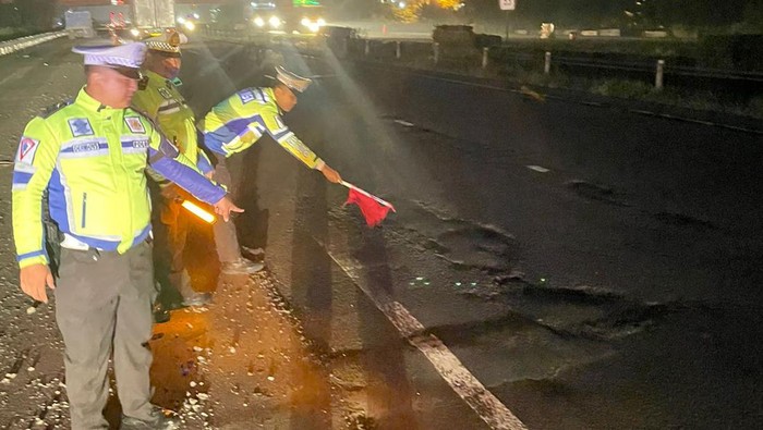 Polisi cek jalan berlubang di Tol Tangerang-Merak.