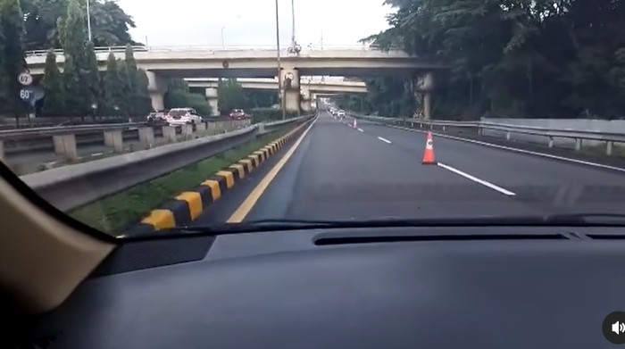 Polisi memberlakukan contraflow dari ruas Tol Halim menuju Semanggi